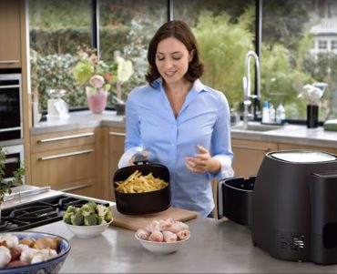 Women cooking with the Philips Health Airfryer