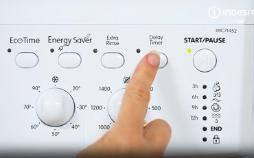Pushing the buttons of the Indesit EWD71452W